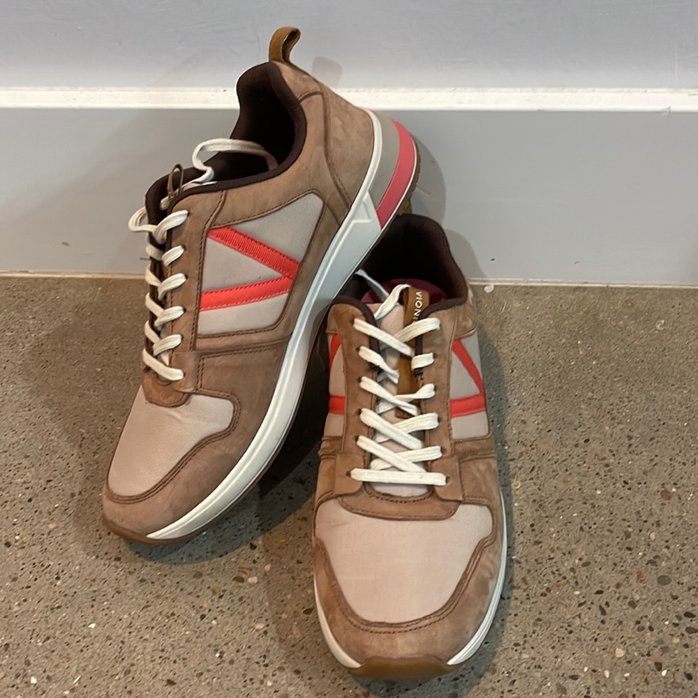 Like new! Slightly used vionic sneakers.